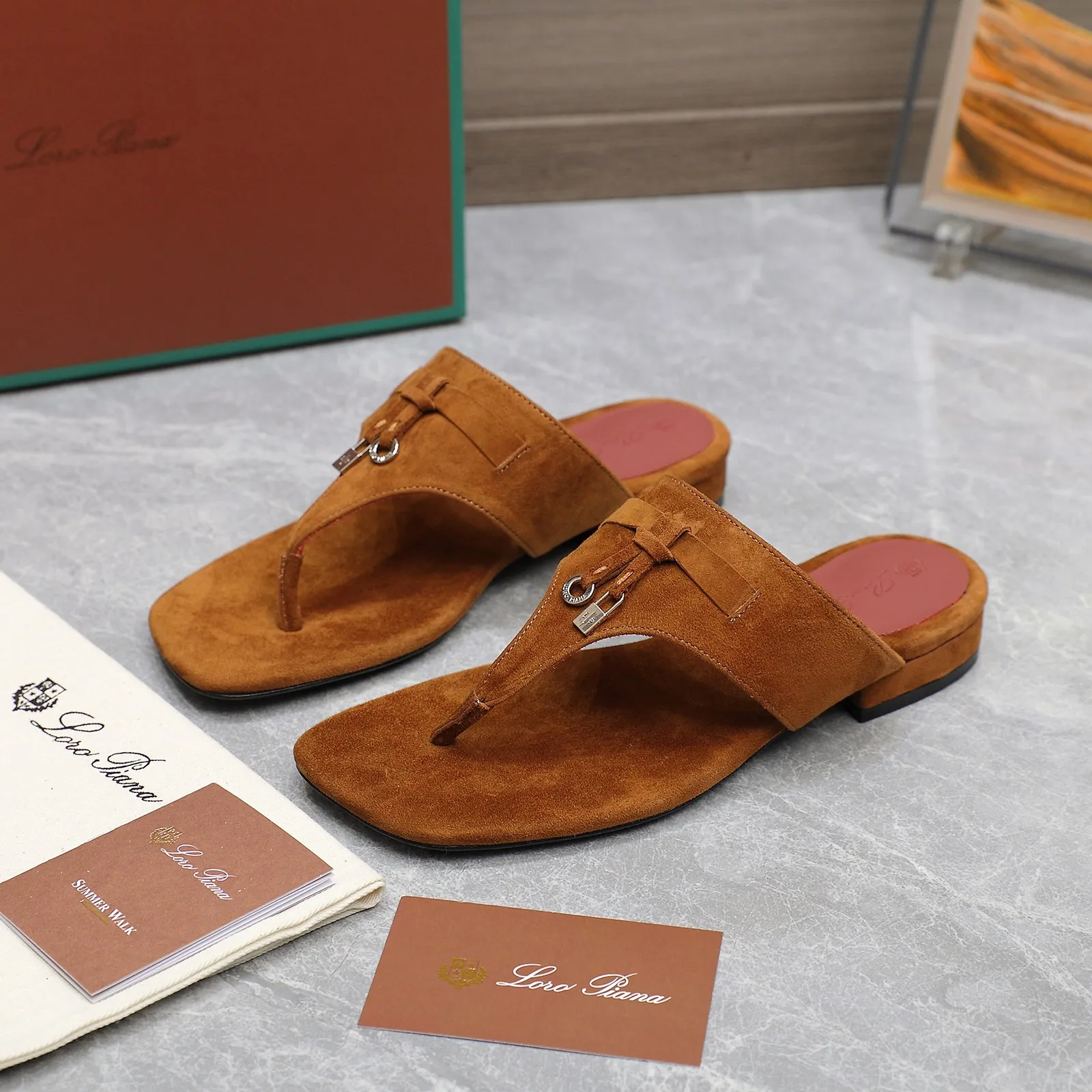 👟👟Ex-factory price 560👟👟 Purchasing-grade [Loro Piana] LP Mindil series T-strap thong sandals ✔️Top quality ✔️Soft sheep leather forms a tailor-made band that meets at the top of the upper and is fixed by a strong elastic ankle design. One is adorned with a discreet horn padlock, the other a gold circle badge. With its simple construction and sophisticated feel, these sandals are ideal for summer. ✔️Material: imported sheepskin fabric, sheepskin lining and feet ✔️Imported genuine leather outsole ✔️Code number: 35-42 (35/41/42 custom-made, non-refundable)